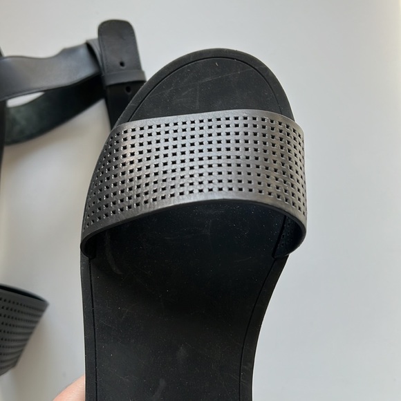 VINCE - 8, black ankle strap flat sandals - Picture 5 of 9